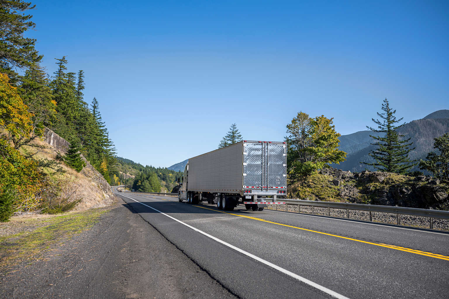 Tráiler en ruta de cobertura logística