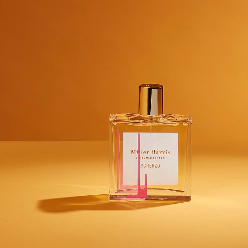 Frasco de perfume en close-up con estilo premium y minimalista