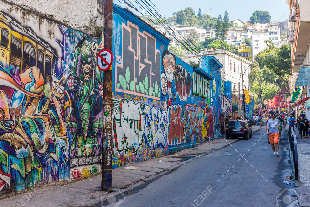 Rua urbana com grafites e atmosfera de cidade, representando a essência de rua da marca Carioca