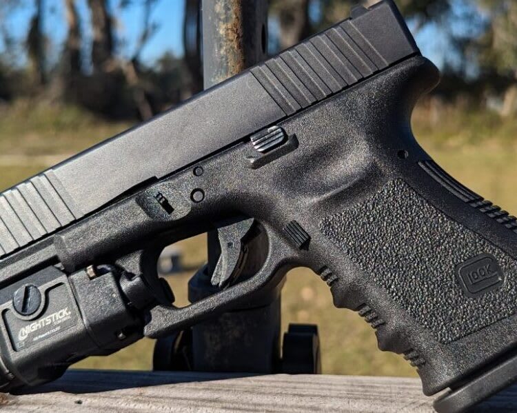 Pistola Glock 19 nera vista di lato, compatta e pensata per porto e ruolo di backup
