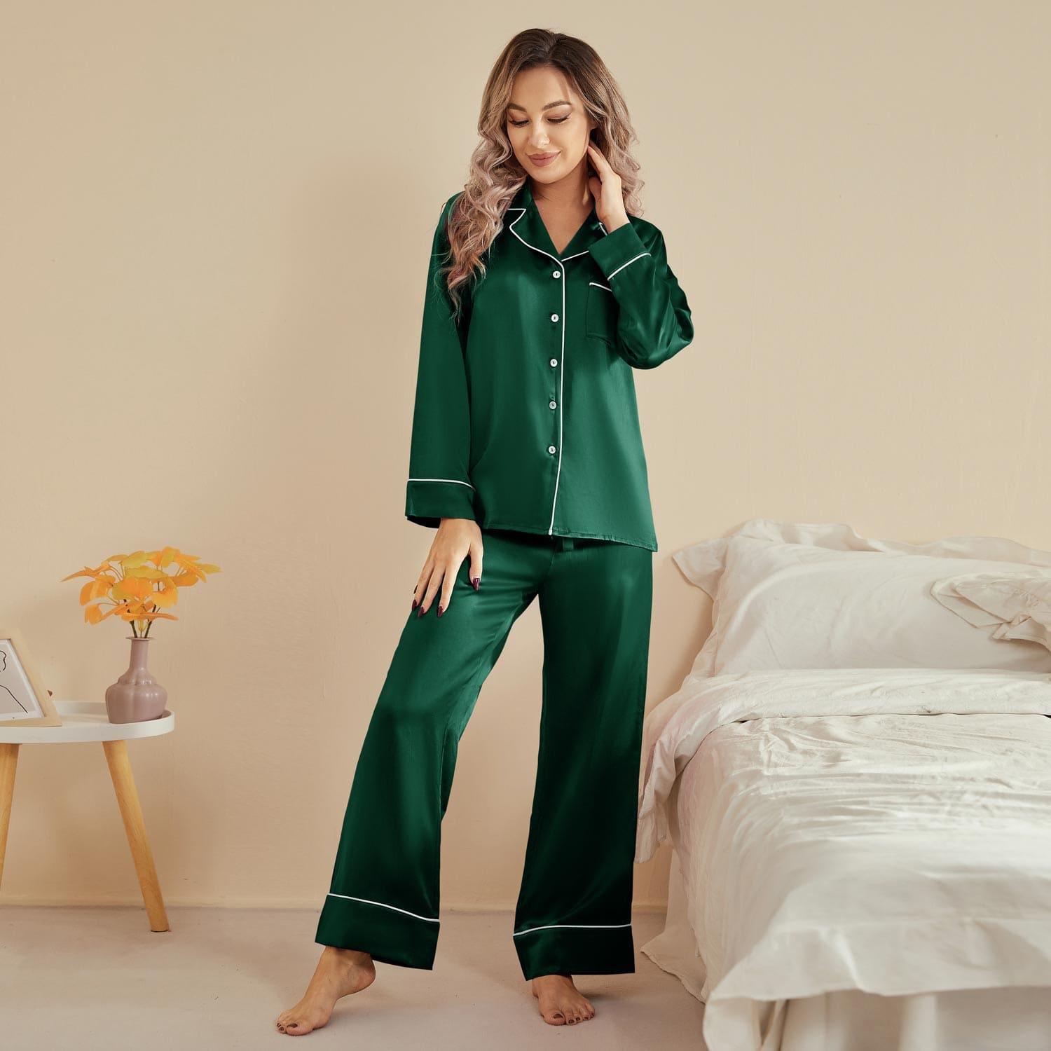 Pyjama en soie femme élégant dans une chambre raffinée