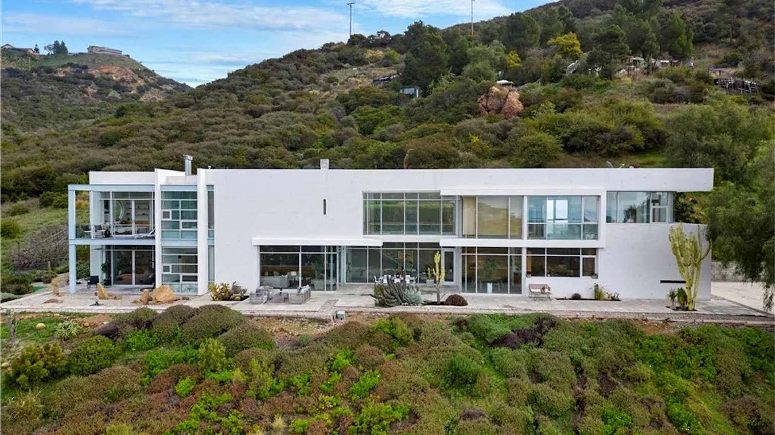 Modern hillside mansion overlooking the Pacific Ocean
