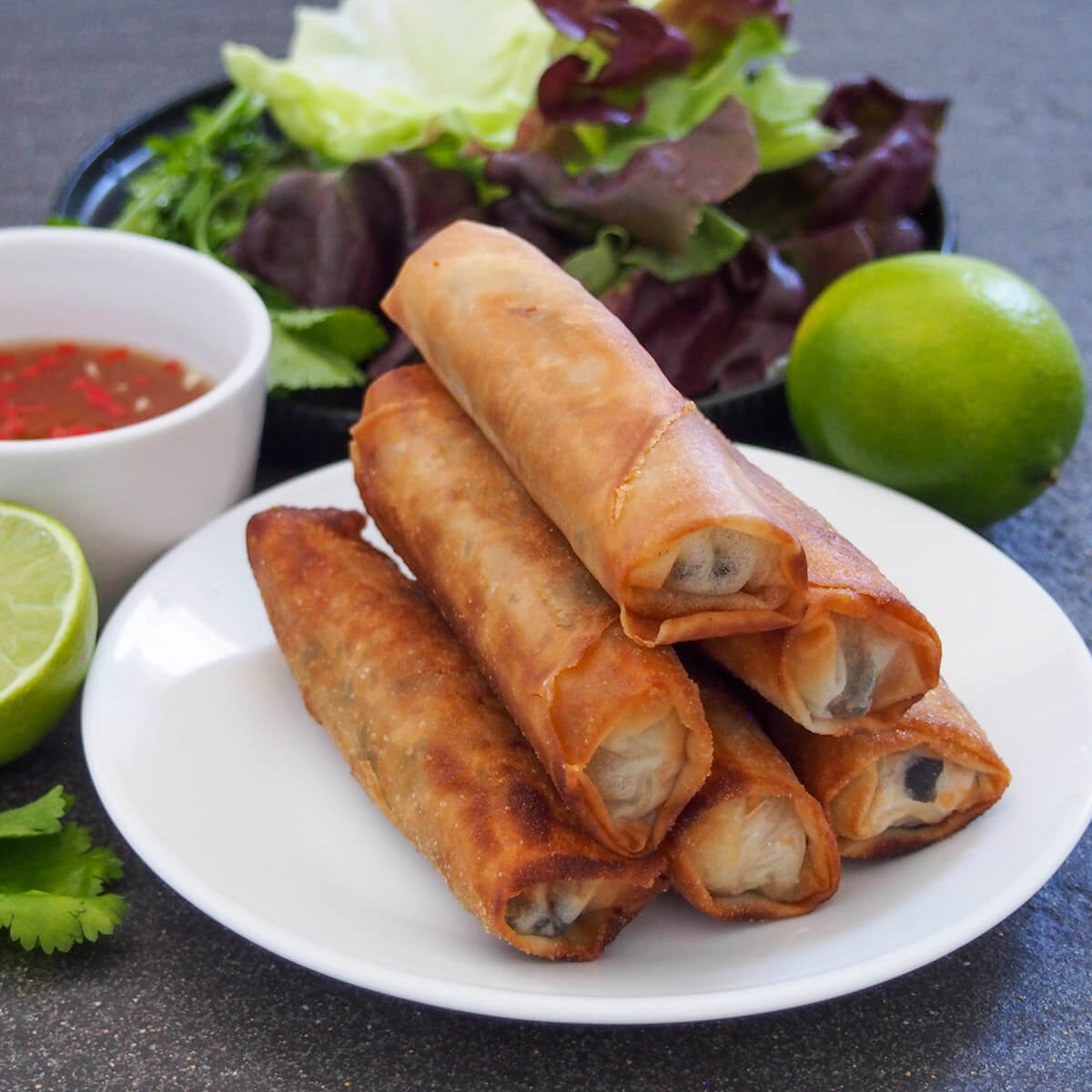 Nems frits dorés sauce sucrée