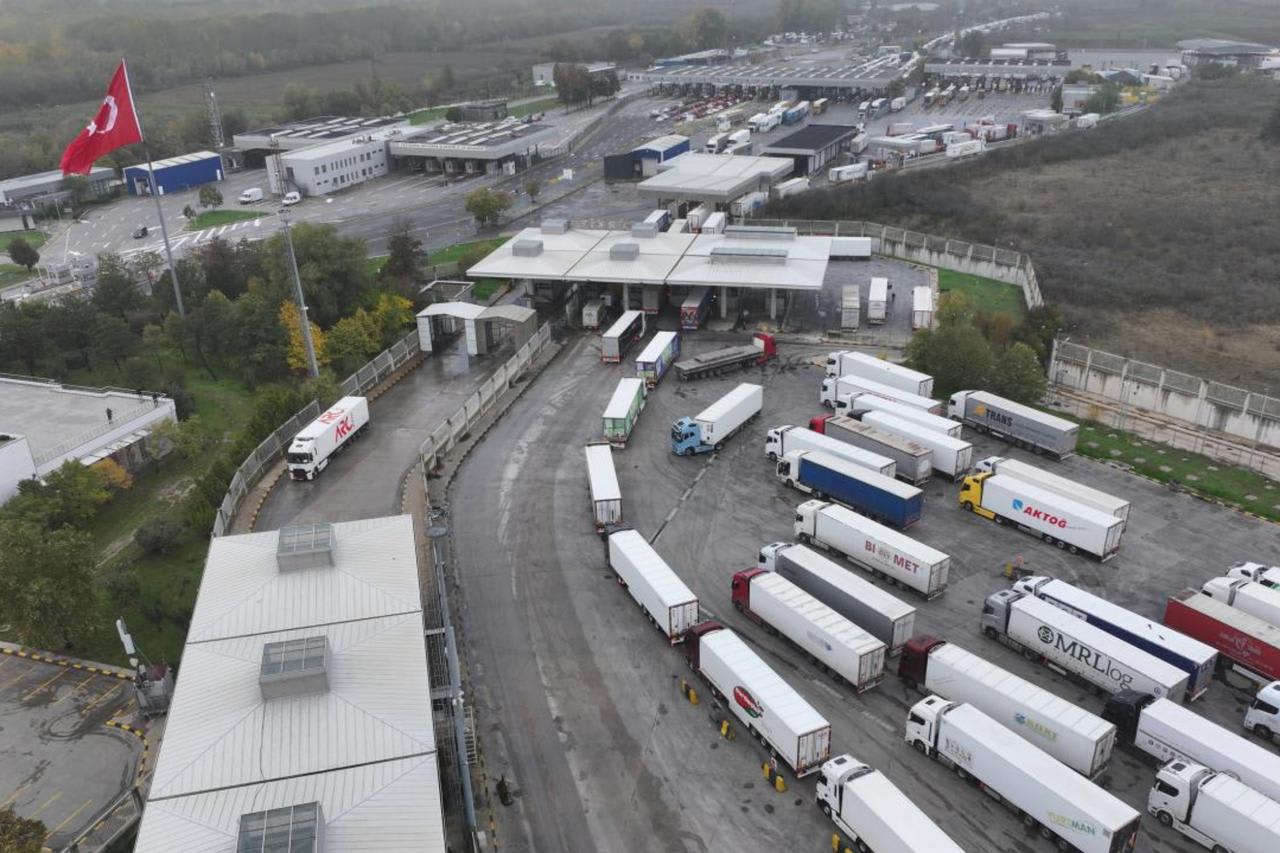 LKW-Verkehr an einer Grenzstation zwischen Tuerkei und EU