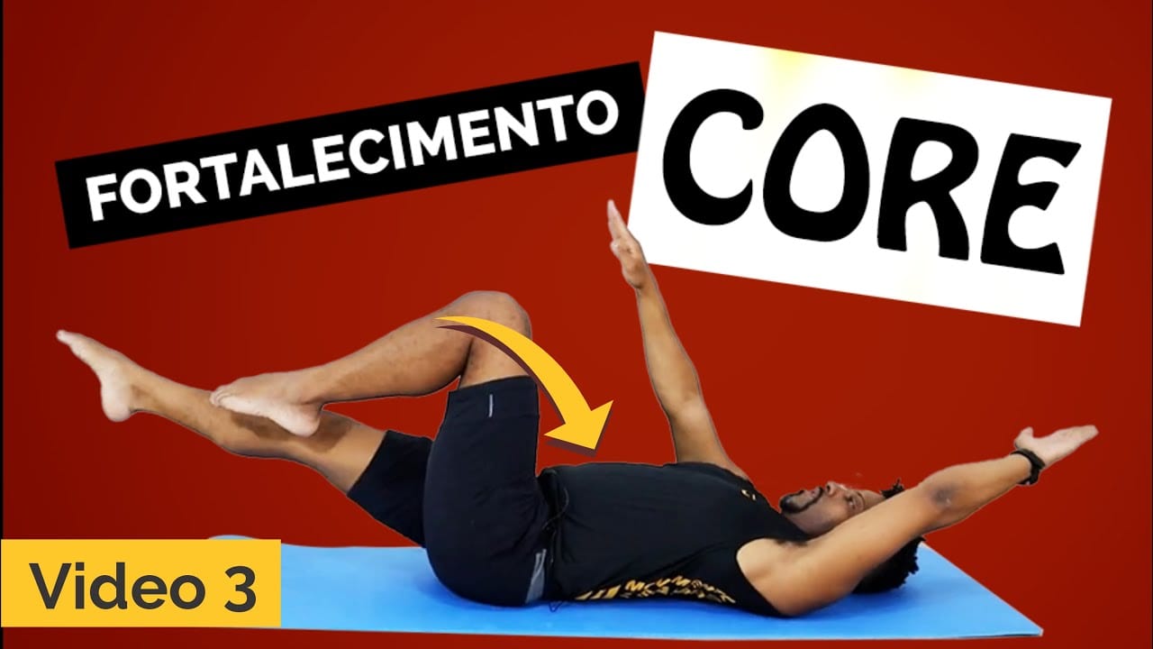 Homem realizando exercício de core deitado em colchonete com pernas elevadas, em programa de fortalecimento da lombar