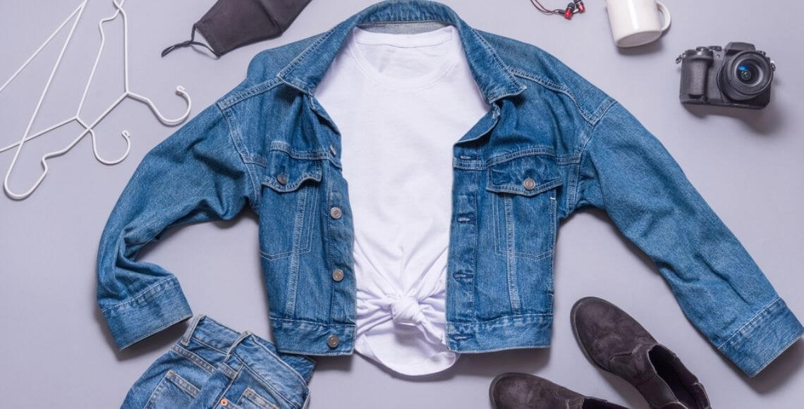 Комплект одежды на сером фоне