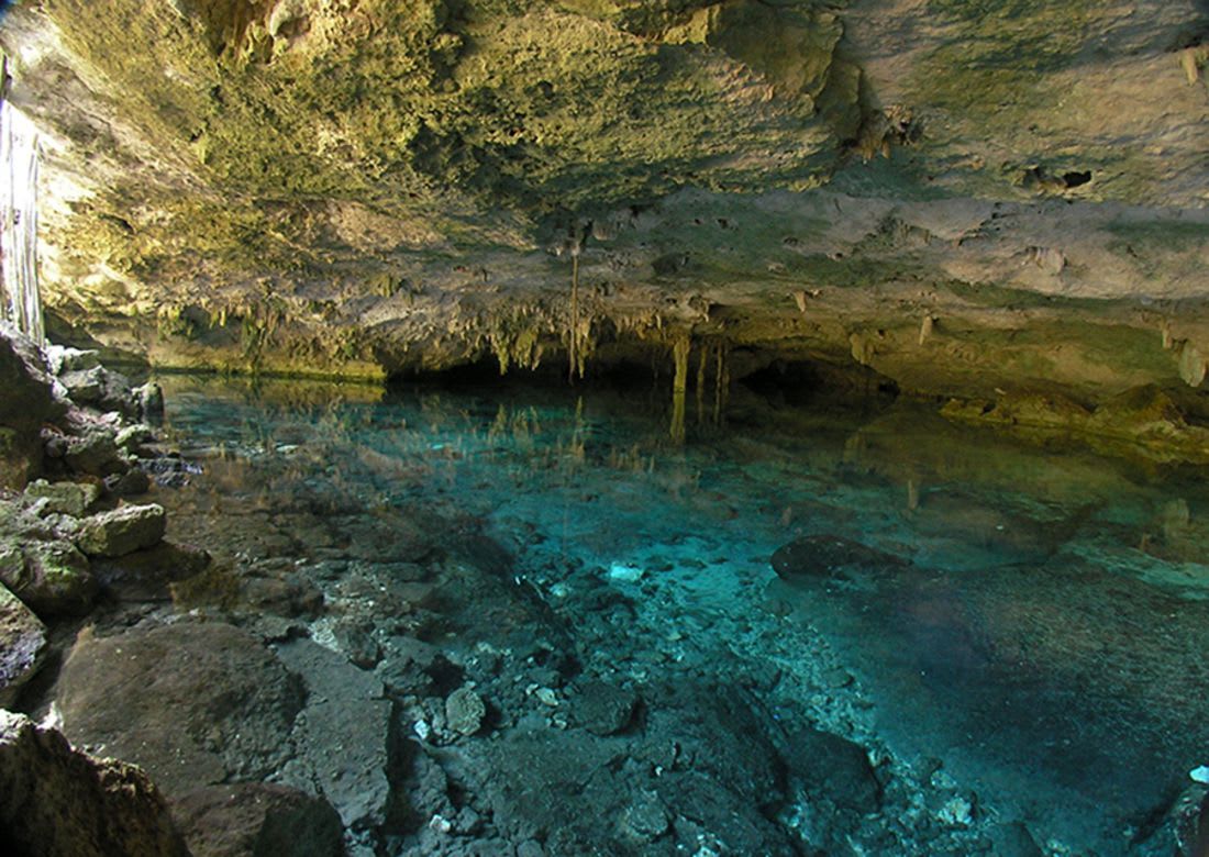 Cenote en Riviera Maya