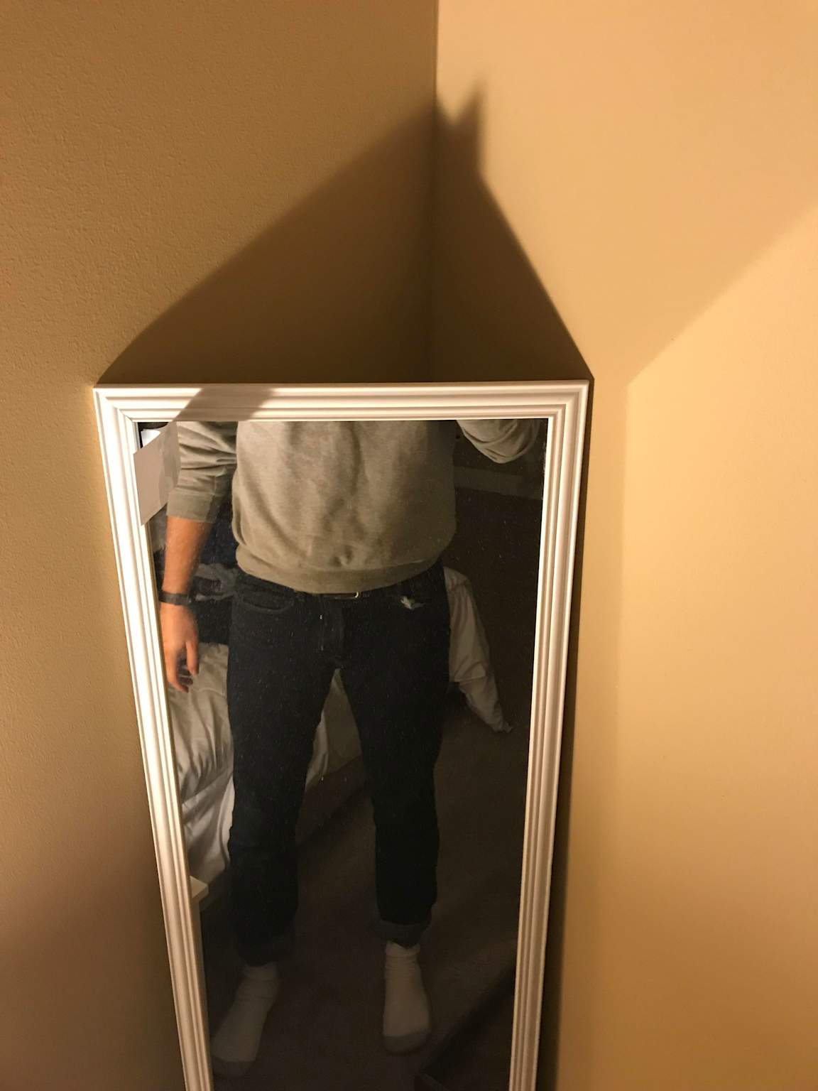 'Full body mirror' only reflecting feet and legs of tall person — head way out of frame