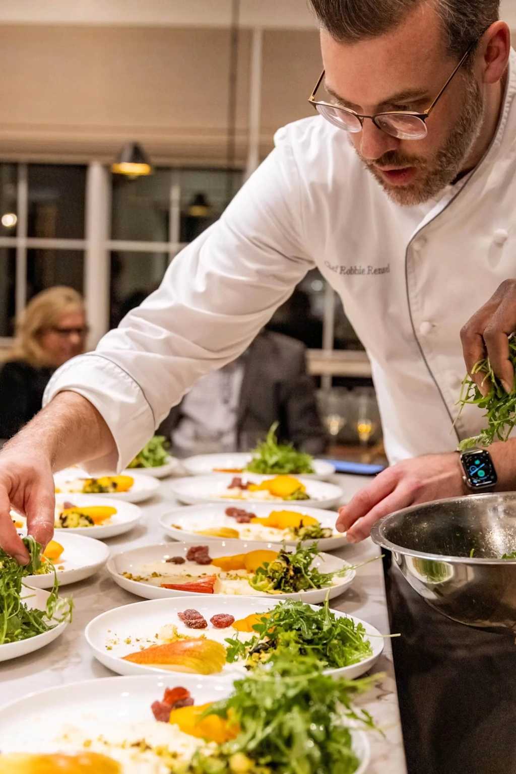 Chef profesional preparando experiencia gastronómica en casa