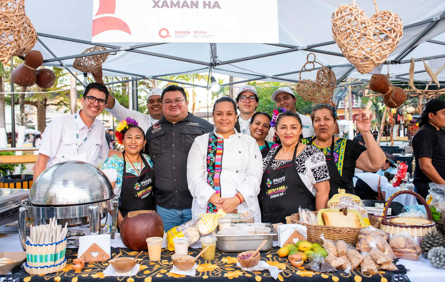 Chefs y organizadores en festival gastronómico costero de México