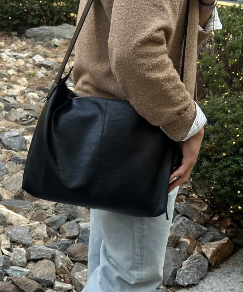 매드고트 호보 레더 크로스 숄더백 캐주얼 코디 착장