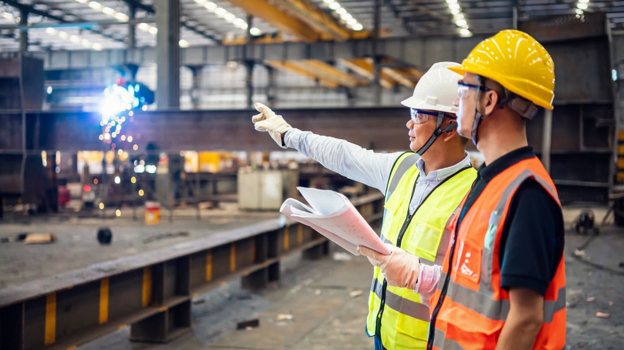 Veiligheidspersoneel in industriële omgeving