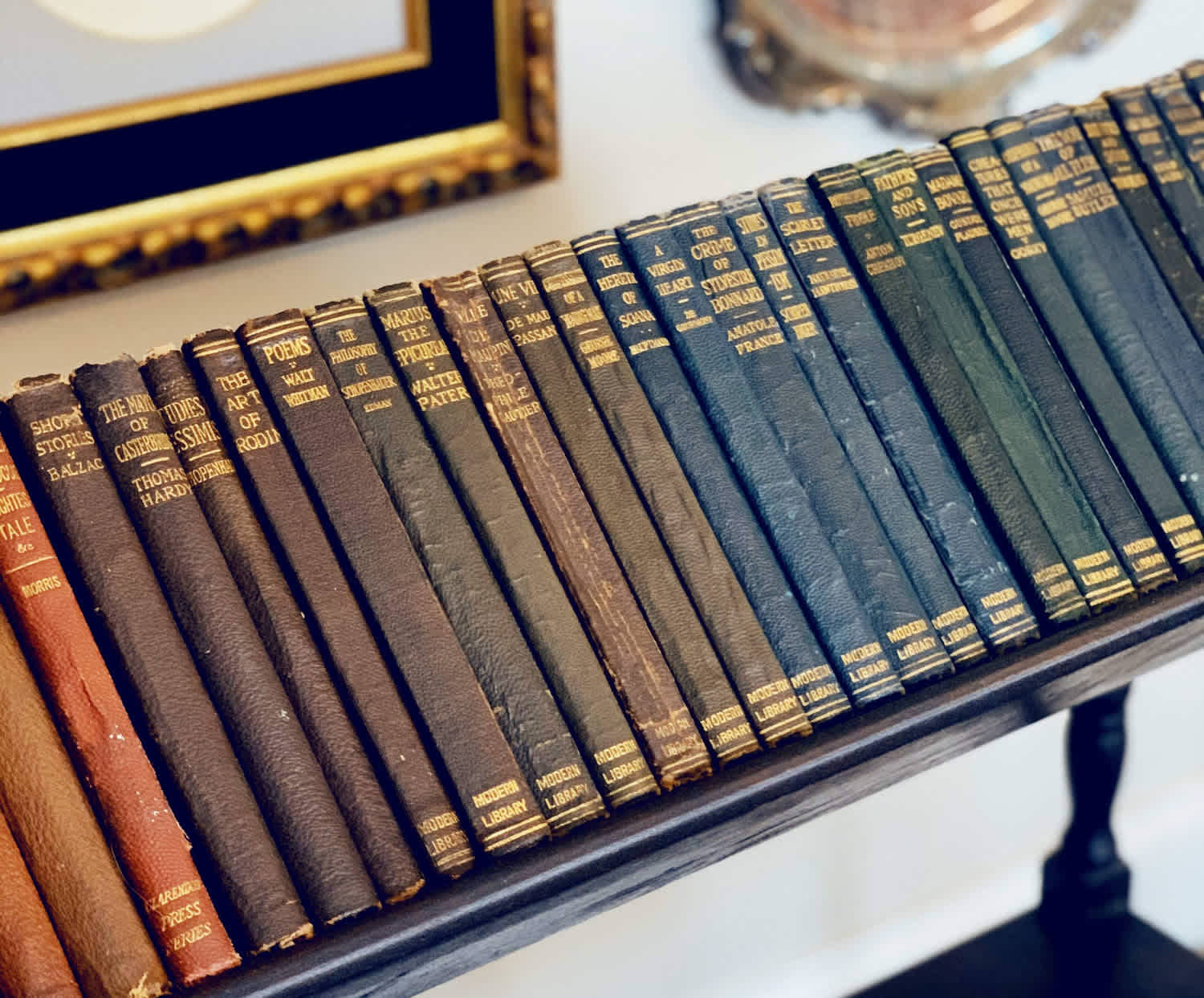 Ряд антикварных книг на полке