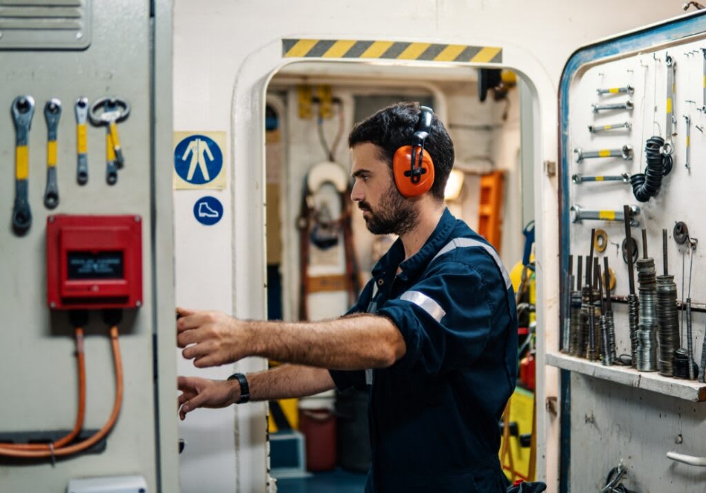 Tecnico che lavora su impianti elettrici navali