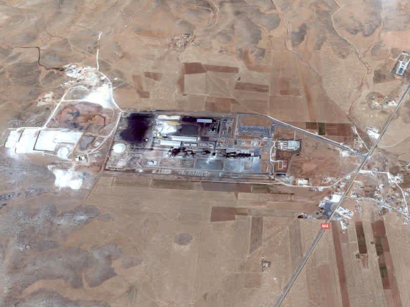 Vue aérienne de la cimenterie Lafarge à Jalabiya, Syrie, dans le désert