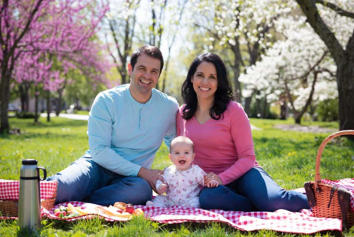 Famille en pique-nique au printemps