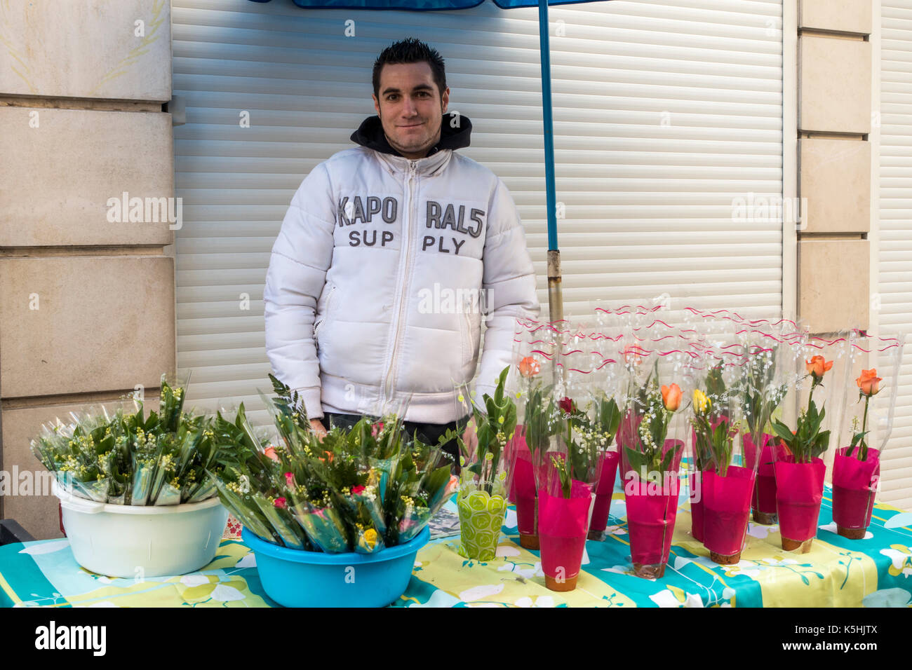 Un vendeur de muguet dans la rue le 1er mai