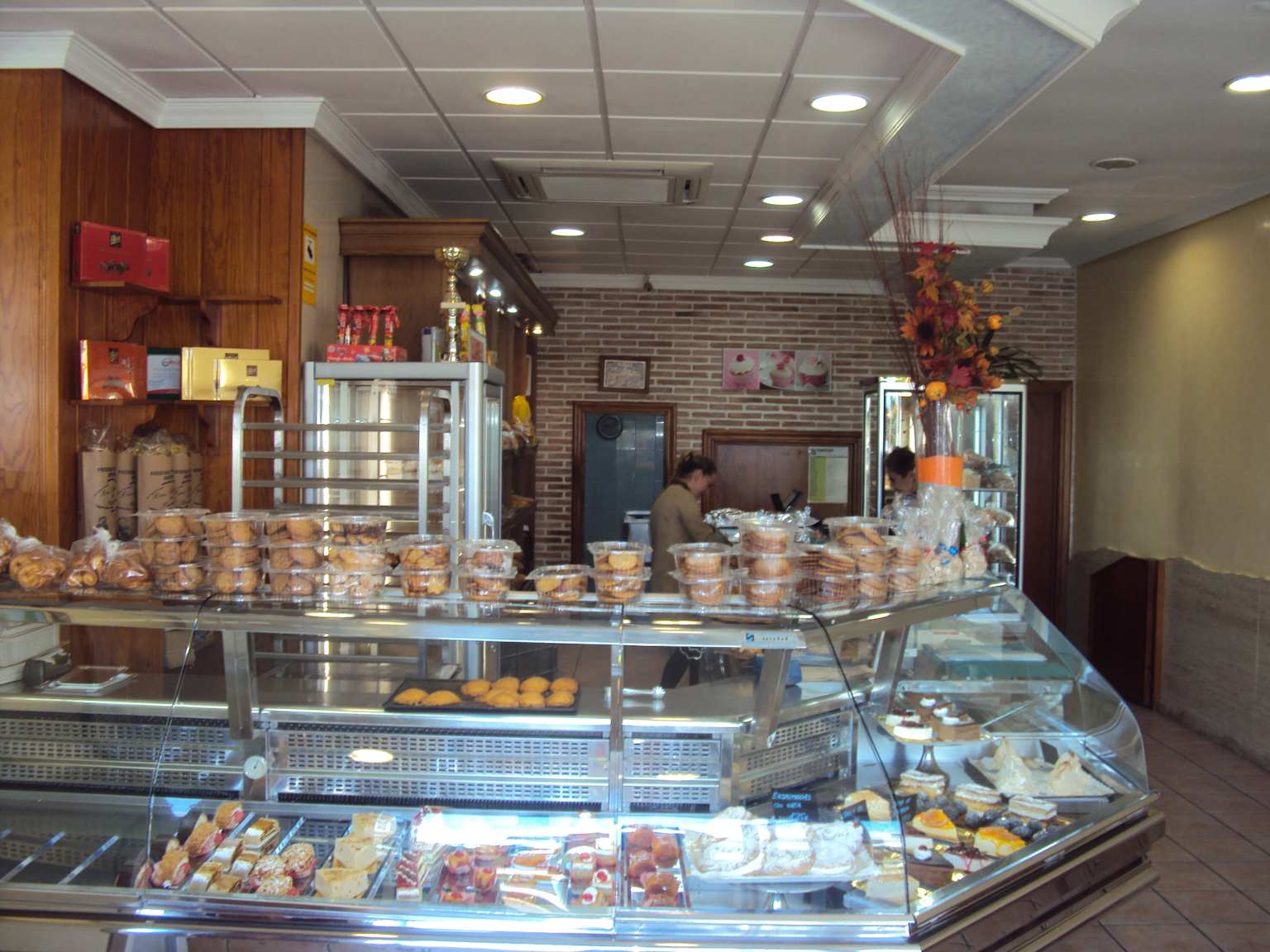 Interior de la Confitería Panadería Miguel Hernández en Torre La Mata