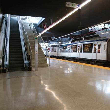 Panama Metro station train platform