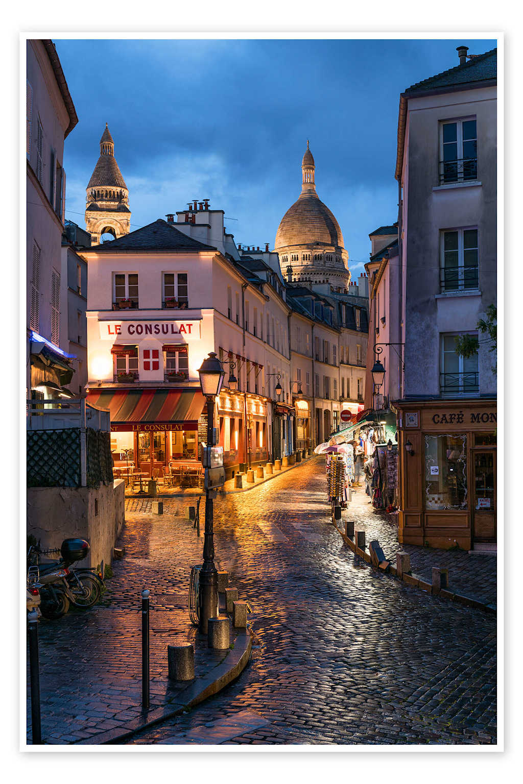Rue de Montmartre avec cafés et vue sur le Sacré-Cœur