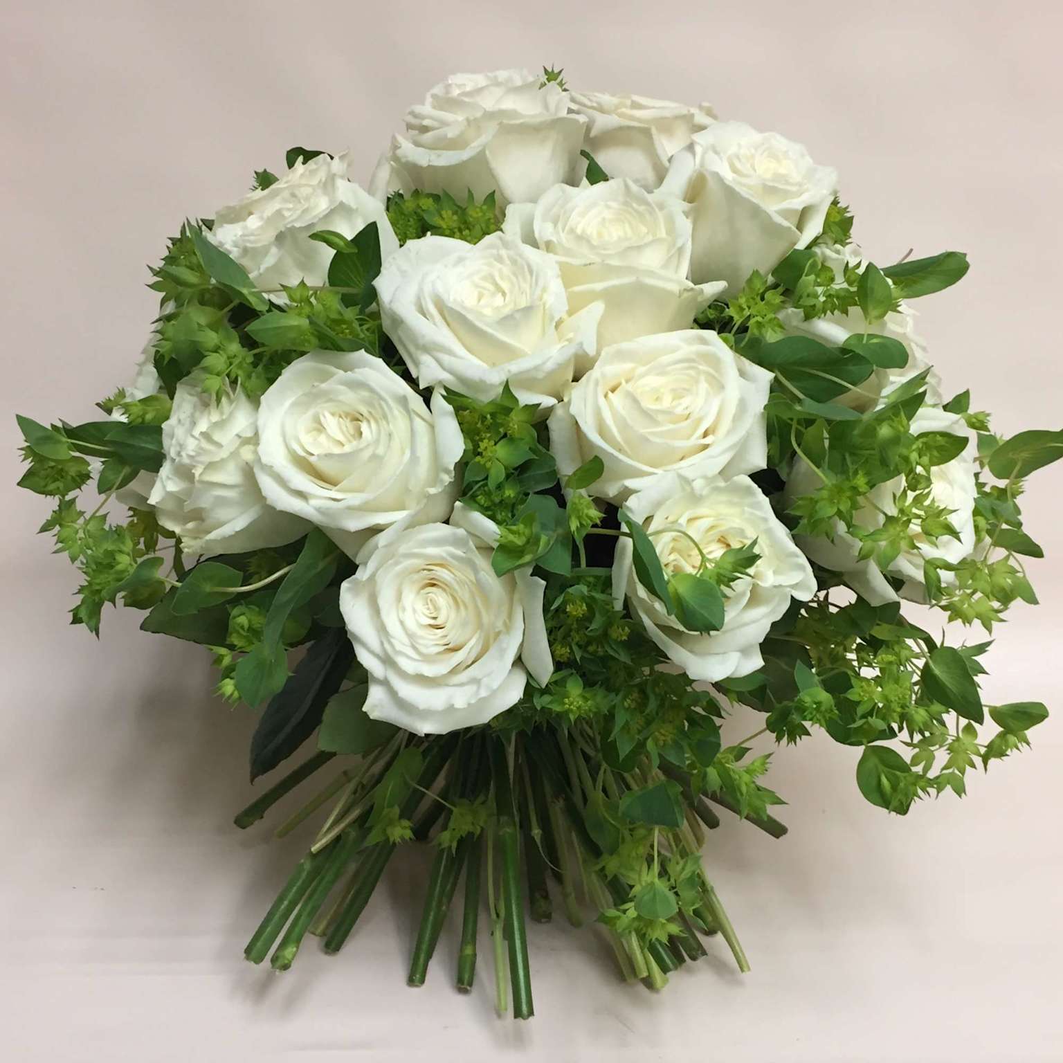 Bó hoa hồng trắng hand-tied trên nền sáng