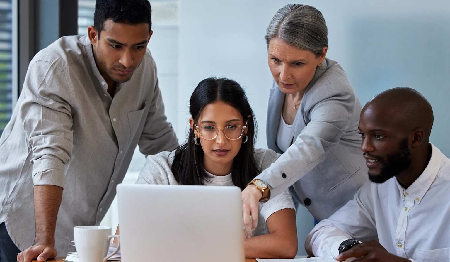 Équipe et partenaires en réunion de collaboration