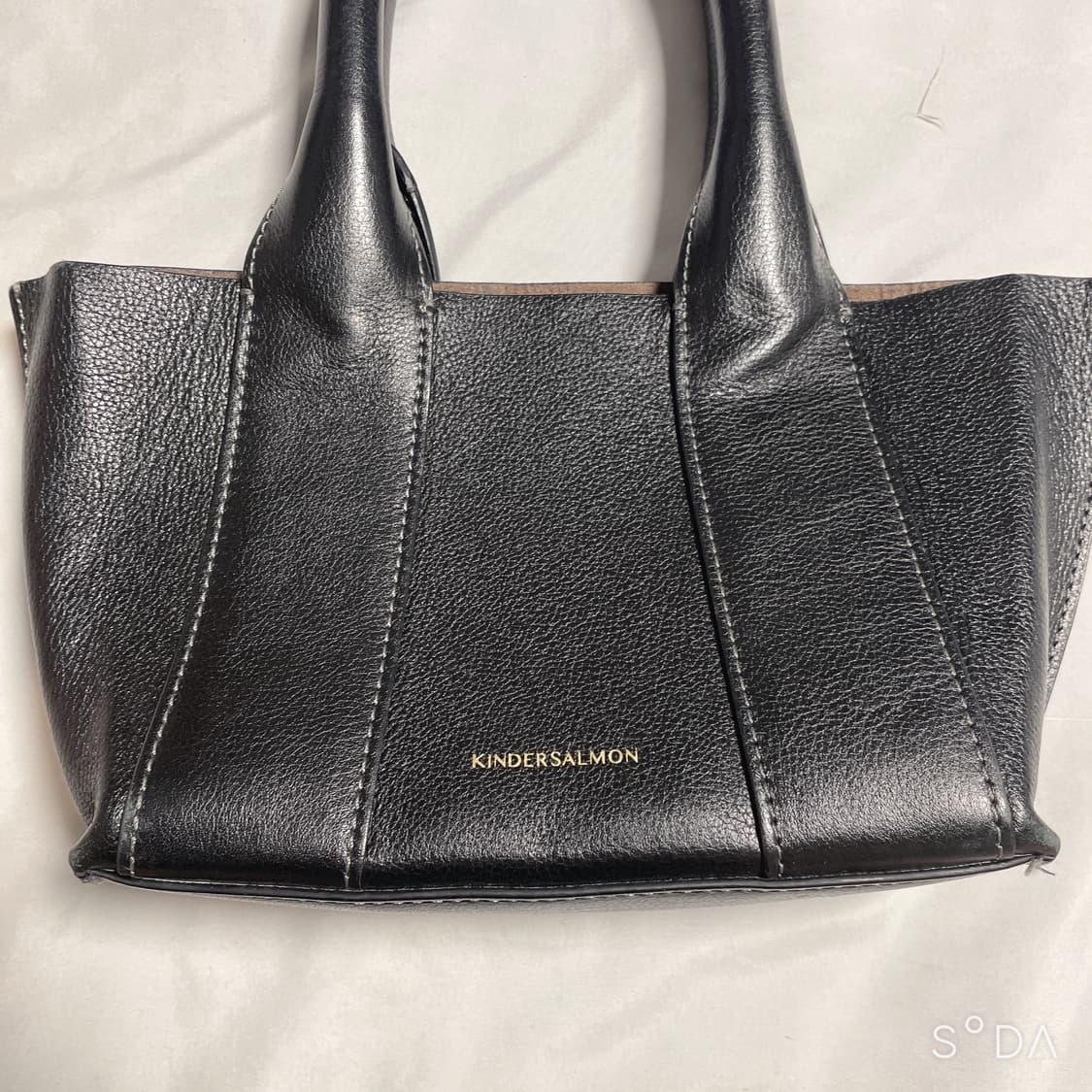 킨더살몬 블랙 레더 토트백 — 봄 가방 고르는 기준 한눈에 보기