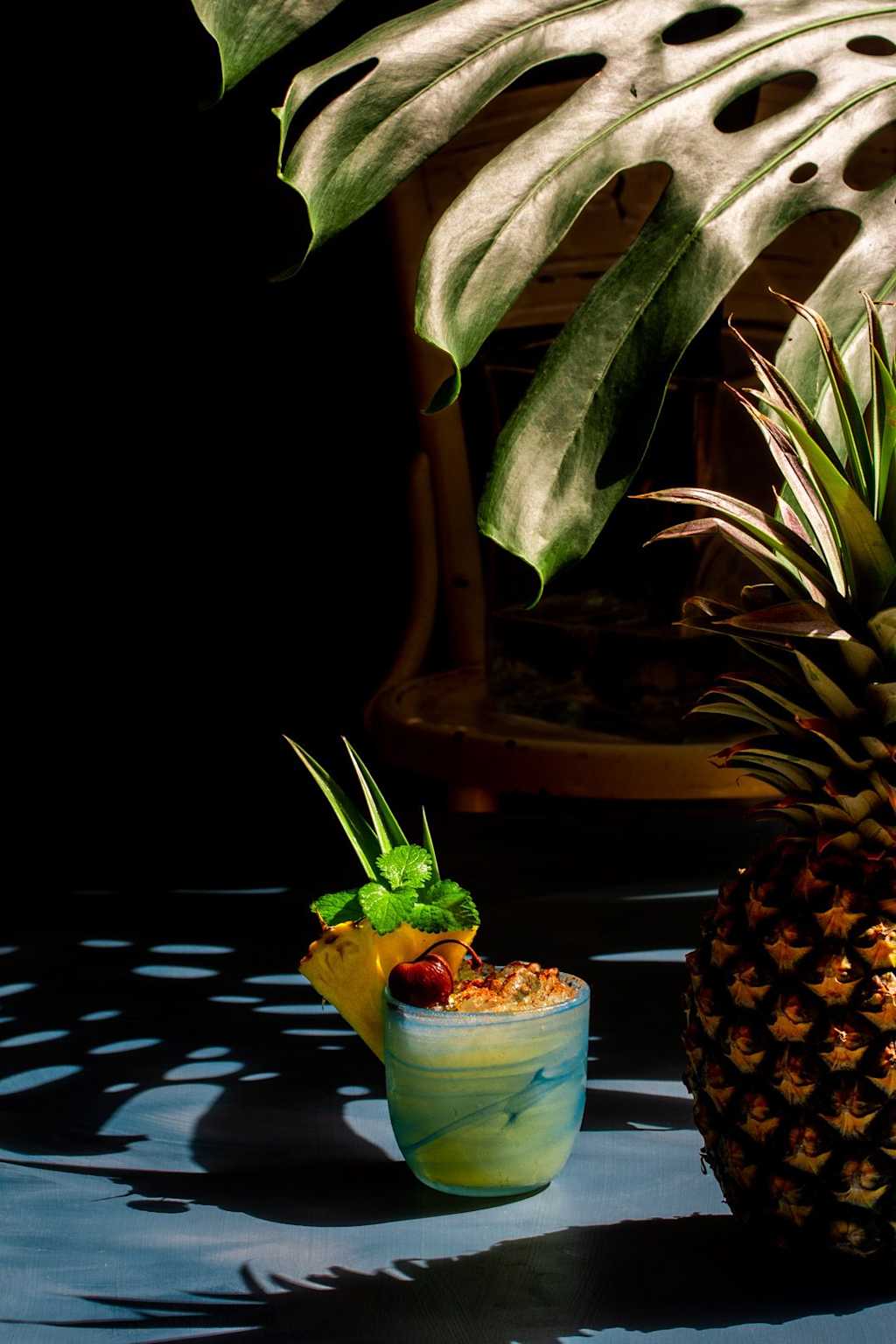 Cocktail tropical turquoise avec décoration exotique