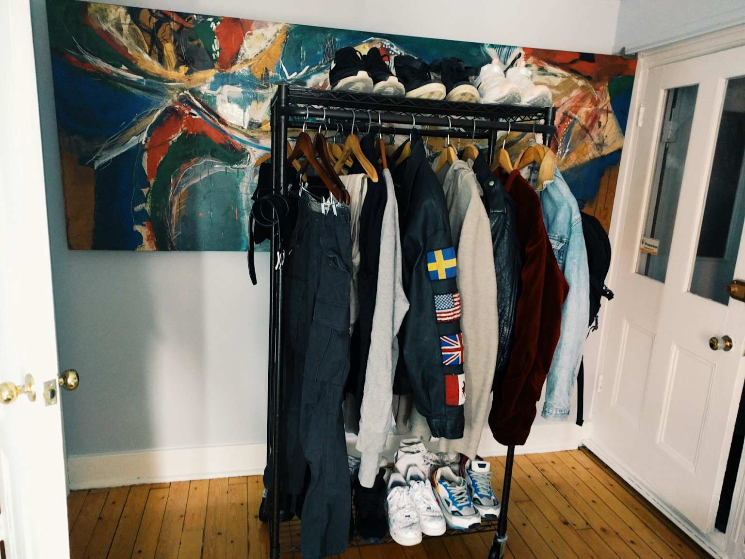 Рейл со streetwear одеждой