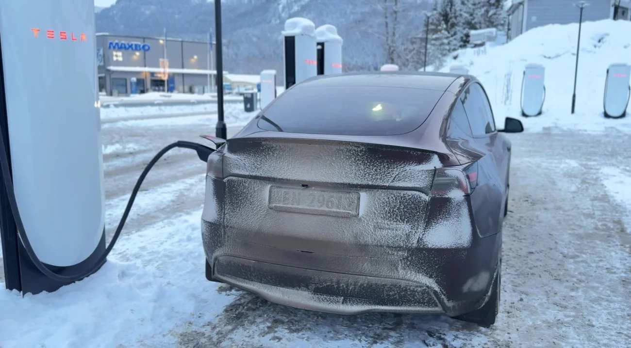 Man takes his Tesla Model Y Performance on a freezing winter ...
