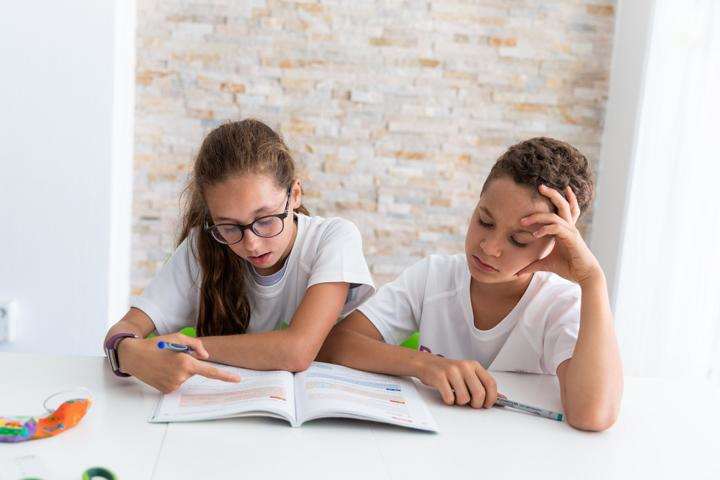 Kinder beim Lesen lernen