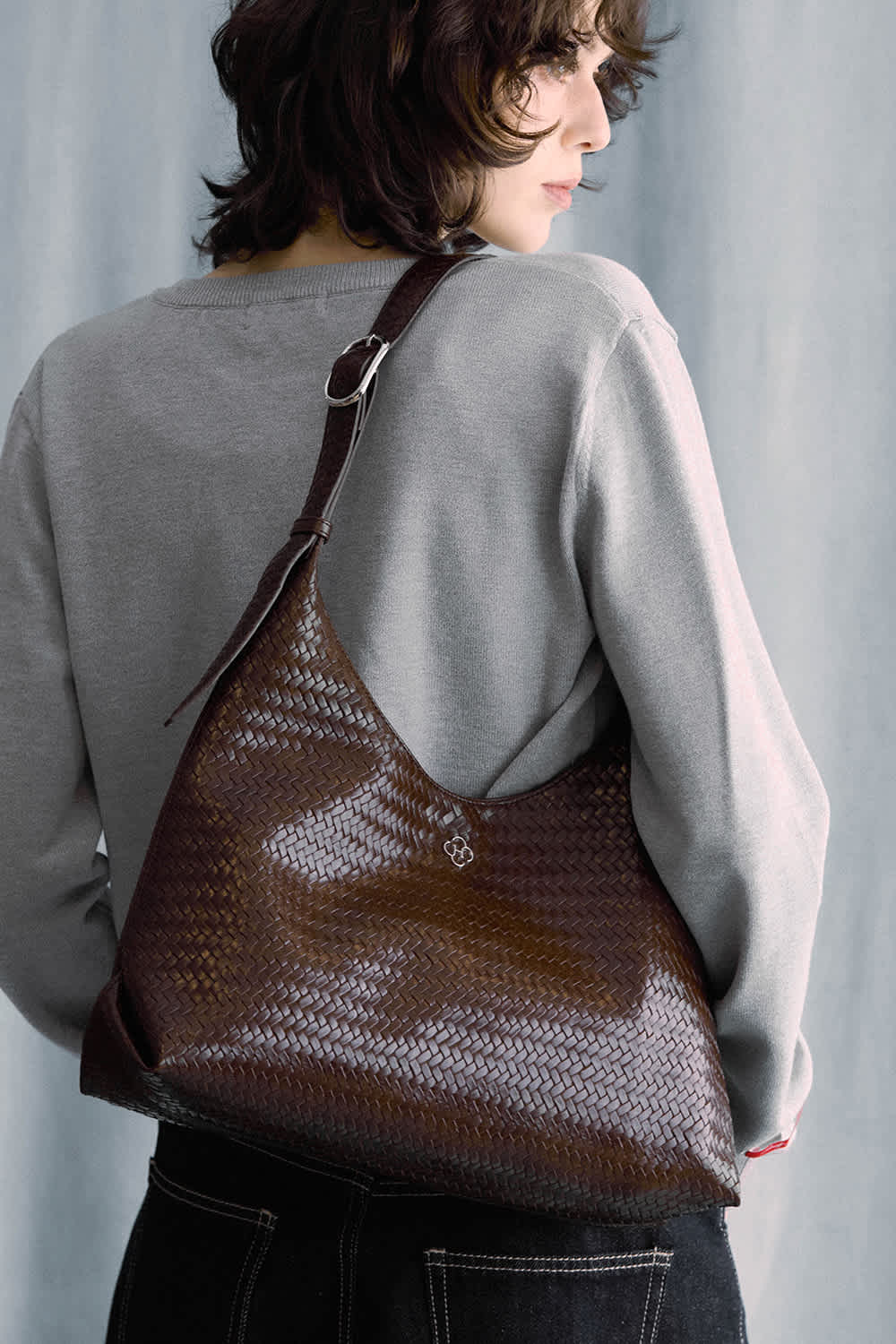 히어리 아이비 위빙 숄더백 아이보리 착장 &mdash; 봄 무드 가방 스타일링