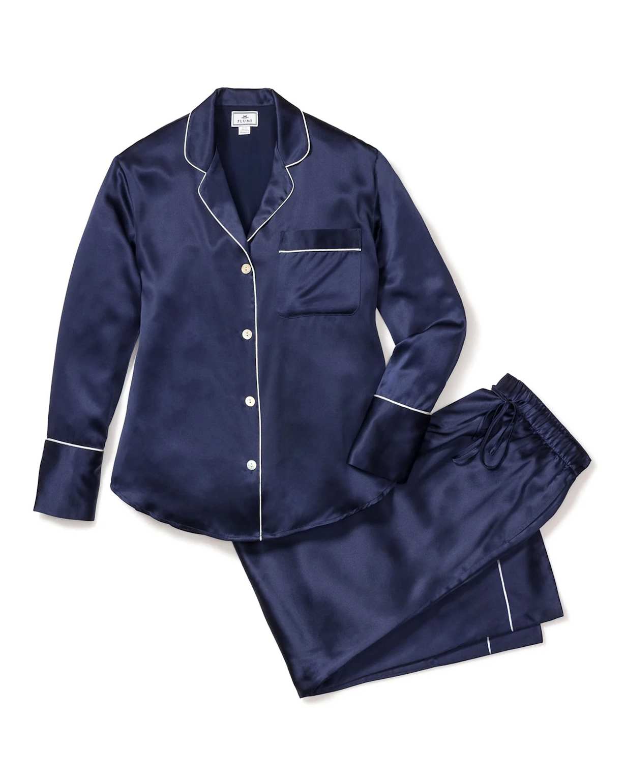 Ensemble pyjama en soie bleu marine présenté à plat