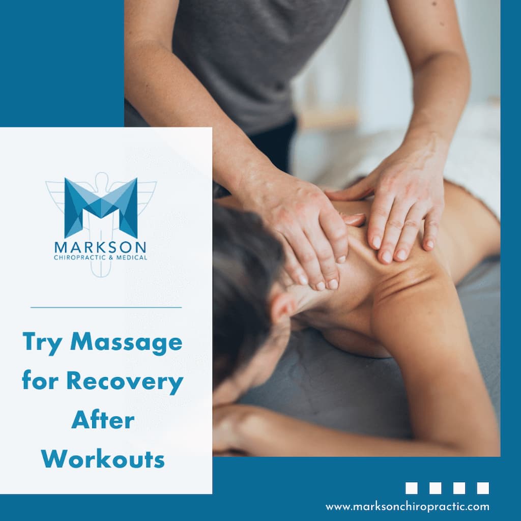 Massoterapeuta realizando massagem terapêutica para recuperação muscular pós-treino
