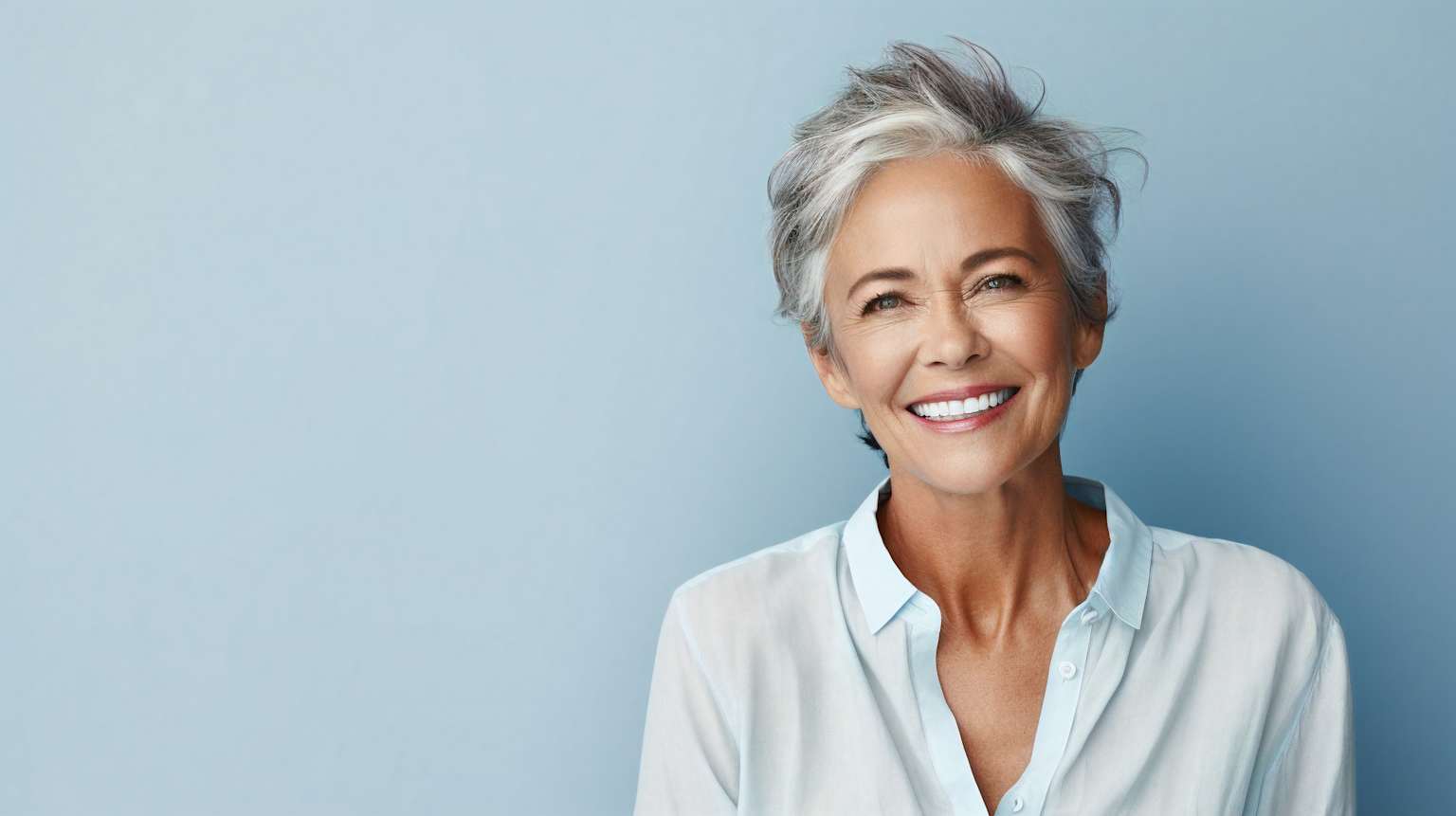 Mujer mayor sonriendo con piel luminosa