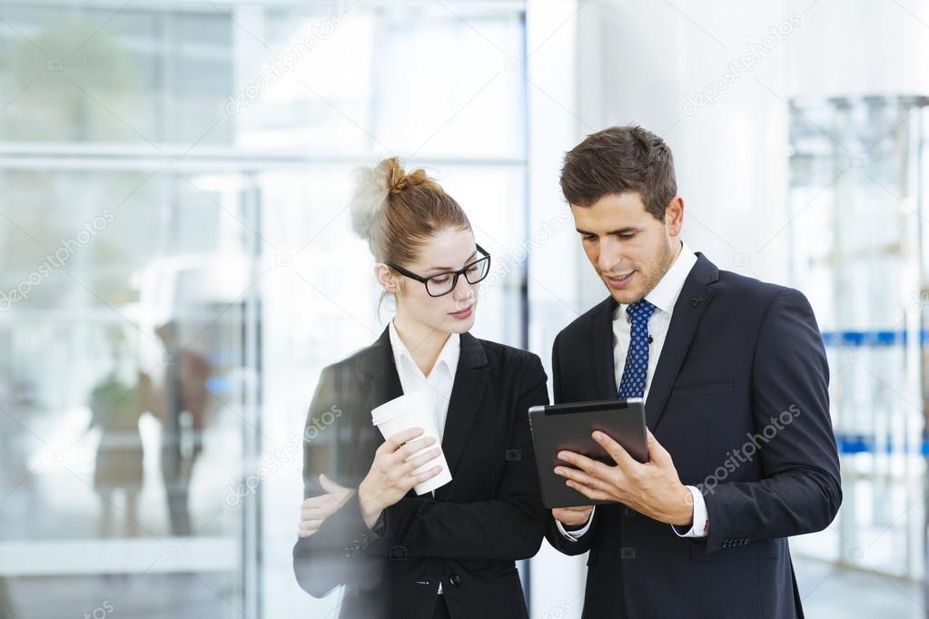 Profesionales interactuando en un entorno de negocios corporativos