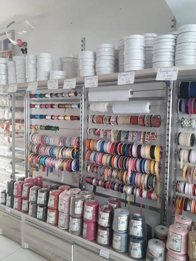 Prateleiras com fitas, aviamentos e produtos de armarinho