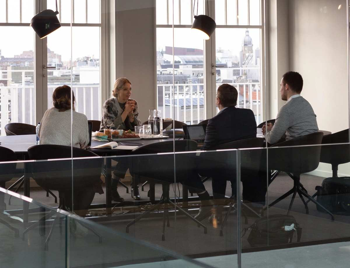 Spotkanie biznesowe w nowoczesnym biurze z widokiem na miasto