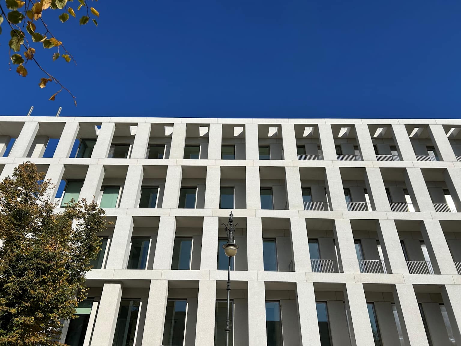 Ambasada RP w Berlinie — nowoczesna fasada i jesienne drzewa