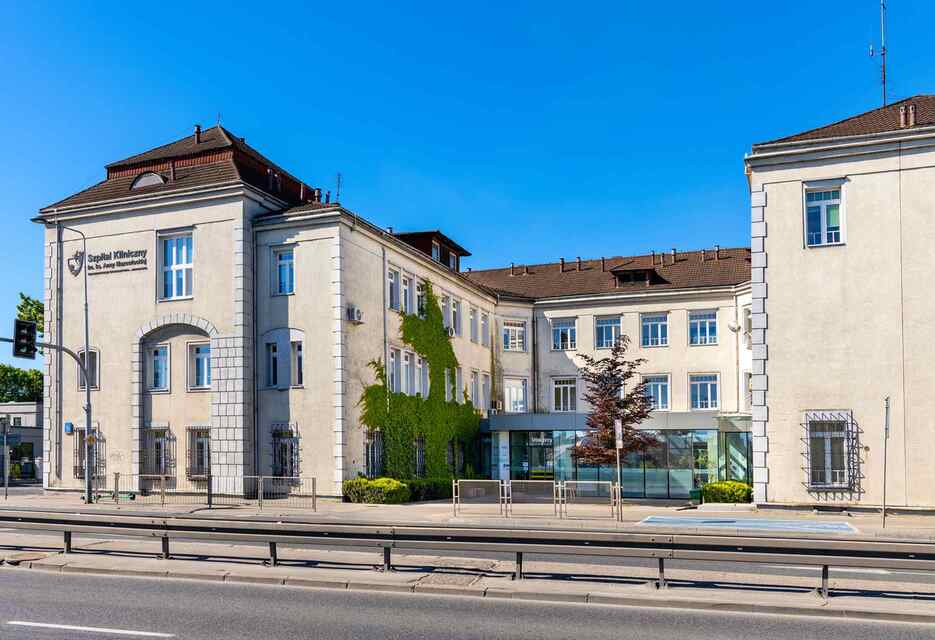 Polski budynek szpitalny z nowoczesną przeszkloną częścią