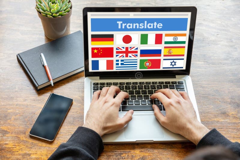 Osoba wpisująca dane na laptopie przy interfejsie zamówienia tłumaczenia online