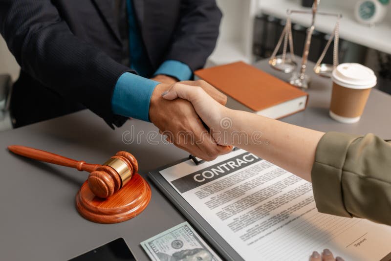 Prawnik i klient podpisujący umowę przy dokumentach