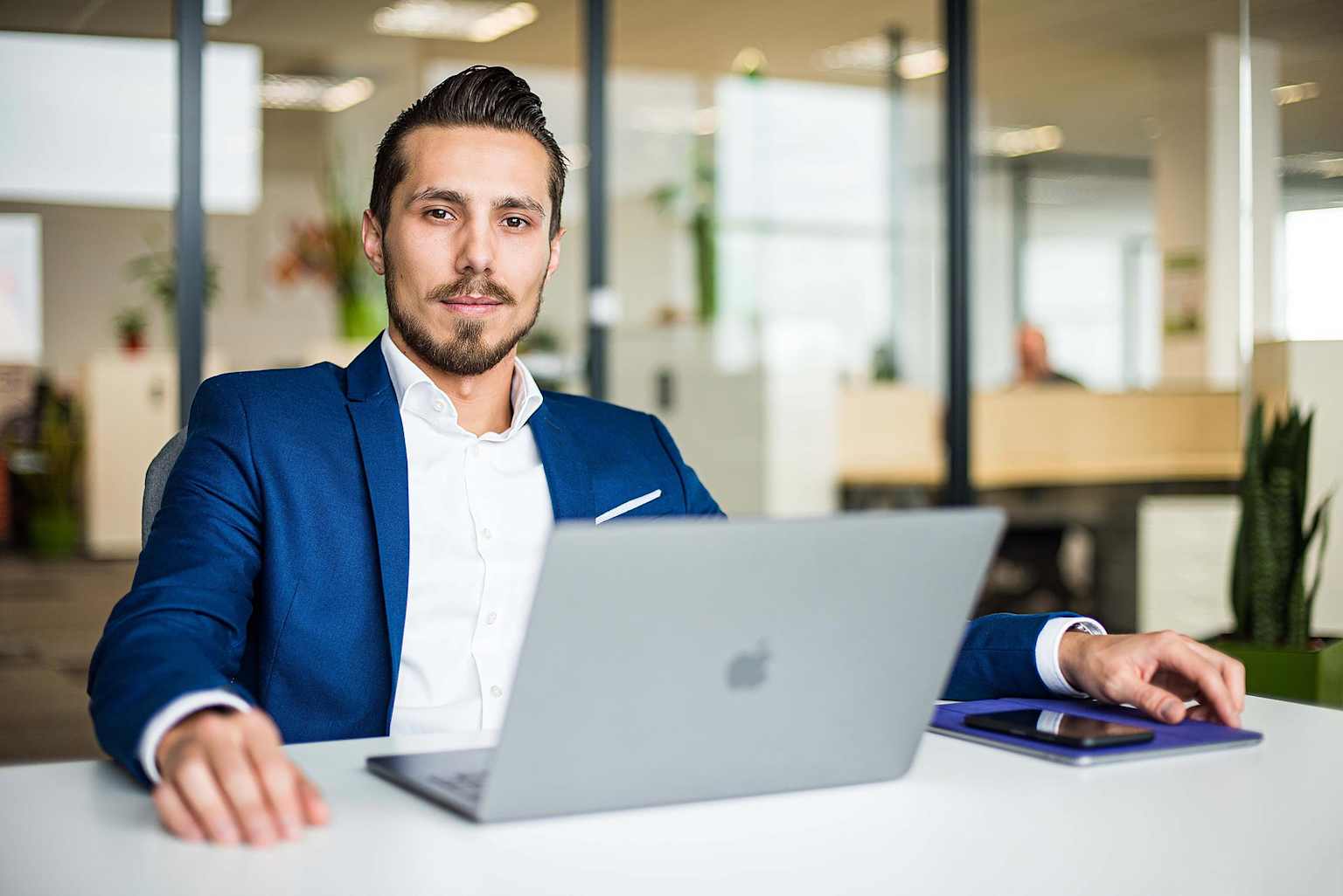 Profesjonalista pracujący przy laptopie w nowoczesnym biurze