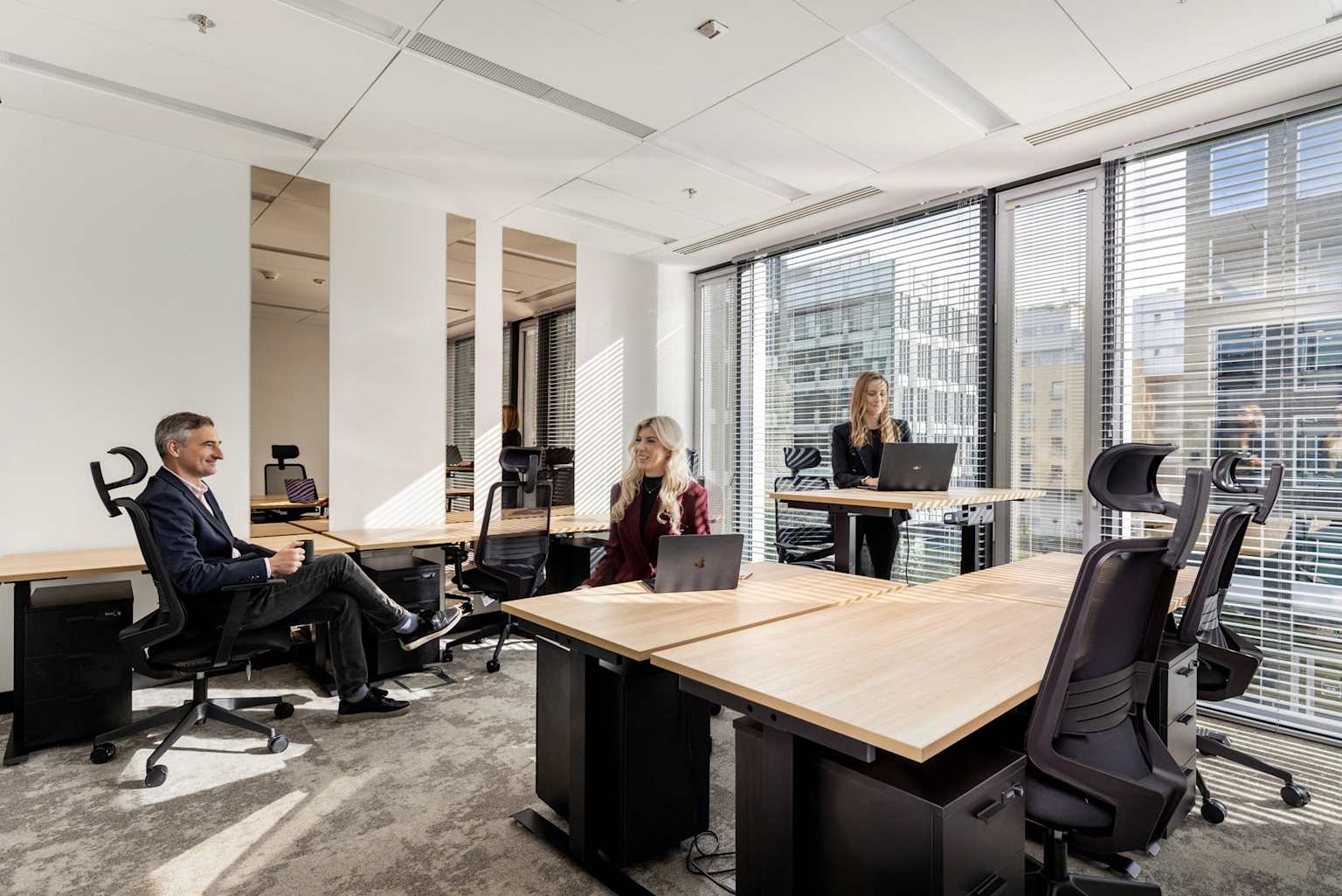 Profesjonaliści pracujący w nowoczesnym warszawskim biurze