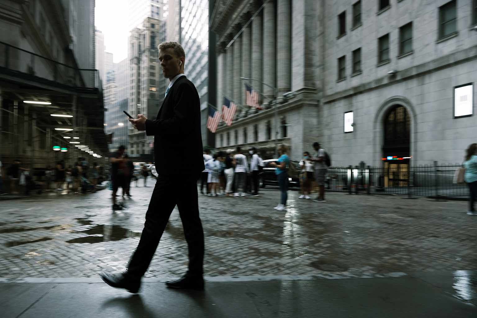 Markets Head Downward On Signs Of Economic Worry