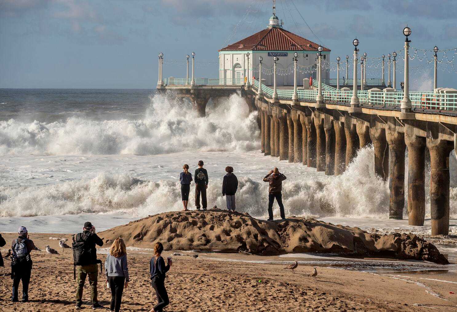 Dangerous monster waves, rain slam Southern California on ...
