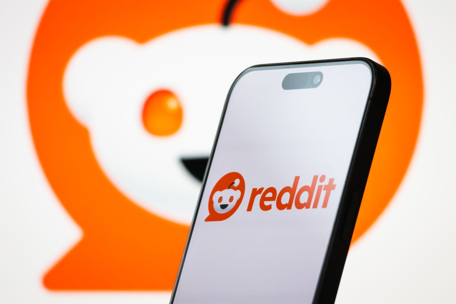 Reddit Stock Drops as Wells Fargo Warns Google's AI Search ...