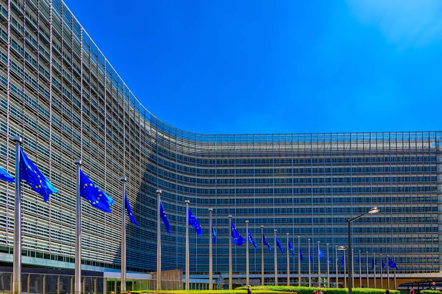 Ủy ban châu Âu phạt X 140 triệu USD, xung đột về chủ quyền quy định