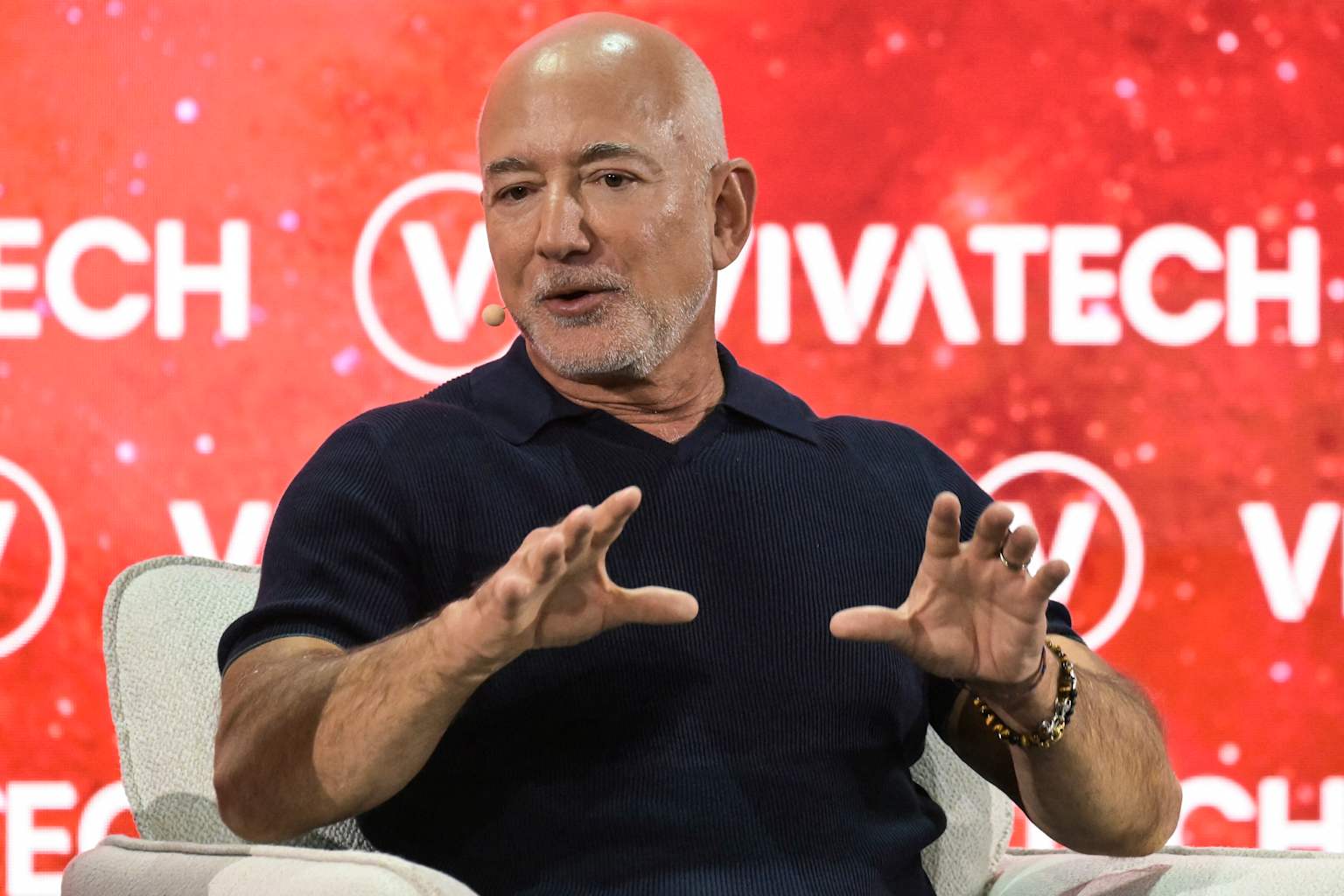 Jeff Bezos phát biểu về tương lai công nghệ AI tại VivaTech Paris 2026