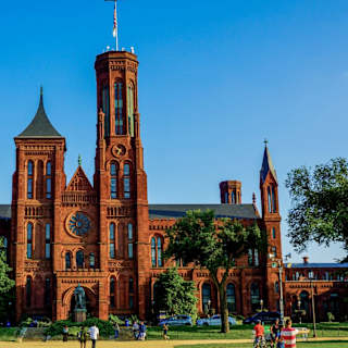 Smithsonian Director Pledges Independence
